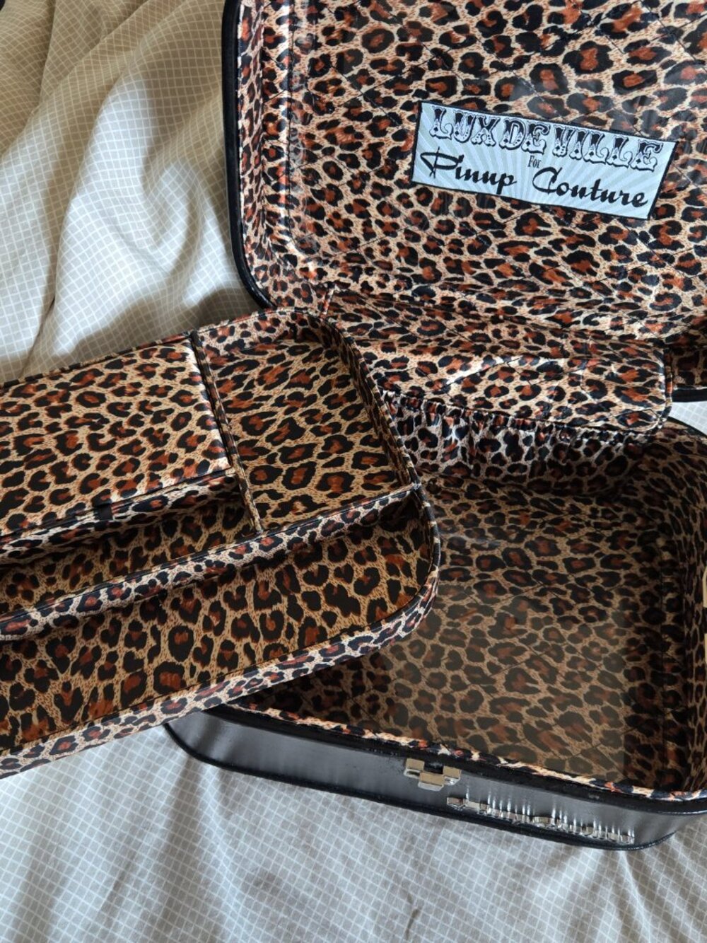Lux de Ville Train Case - Picture 3 of 3